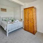 Cozy 4-Bed Stays For Contractors & Families