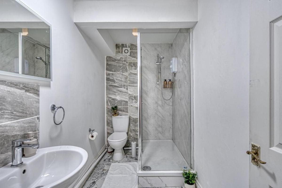 Apartment Cozy 4-bed For Contractors & Families *